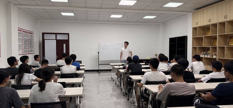 航空宇航学院召开暑期留校学生会议